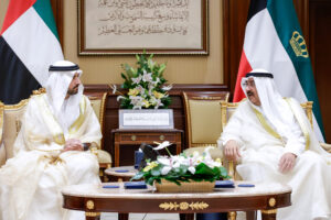 Emir of Kuwait receives Hamdan bin Mohammed and high-level UAE delegation accompanying him